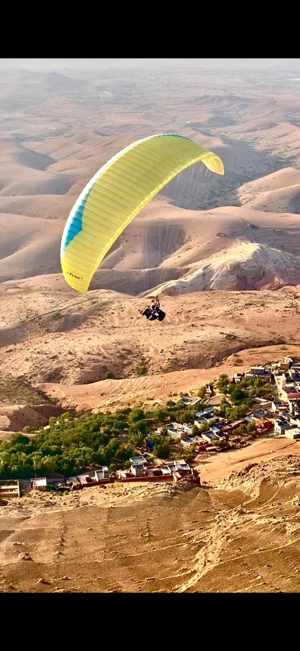 Atterrissage au coucher du soleil, voile au-dessus du désert