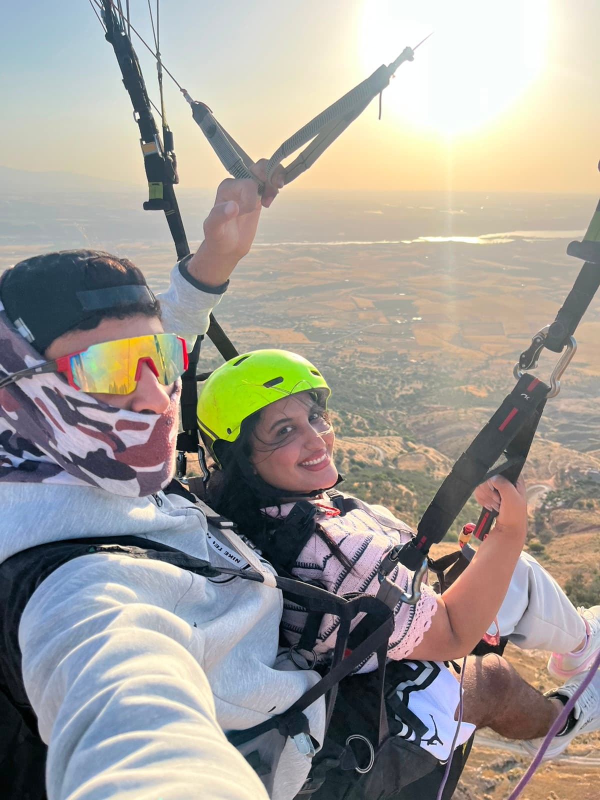 Parapente biplace en montée au-dessus des reliefs de l’Atlas