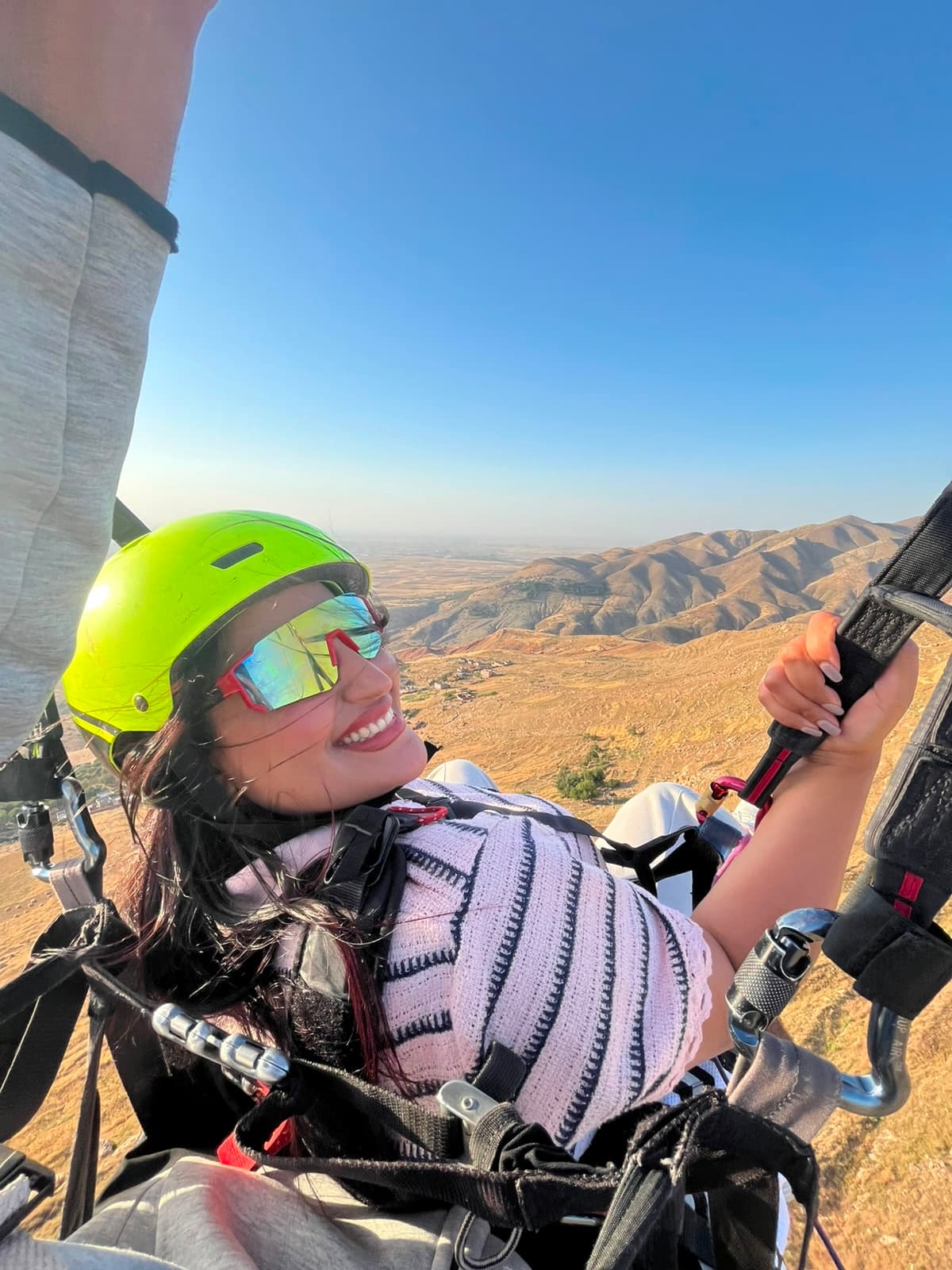 Vol en parapente face aux sommets enneigés de l’Atlas