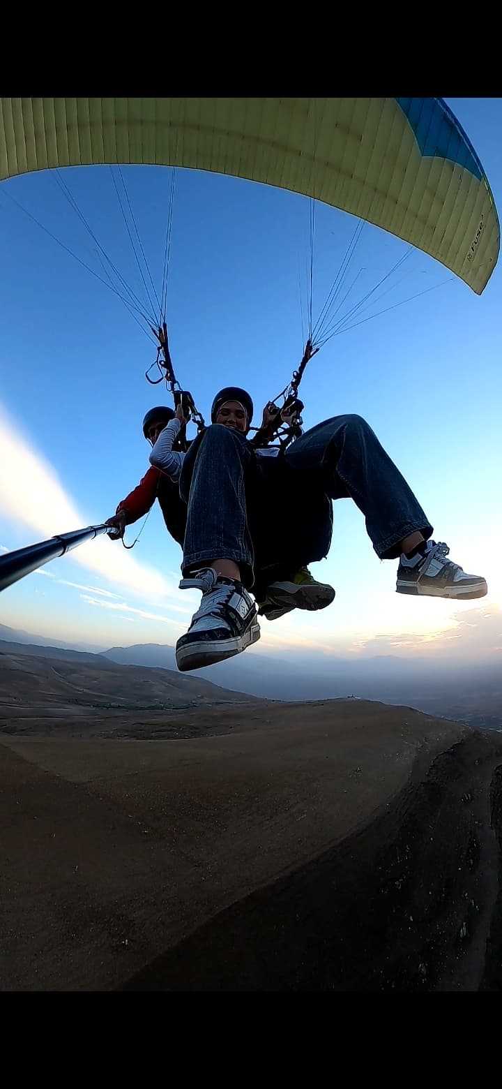 Parapente au-dessus du Haut Atlas marocain, sommets en arrière-plan