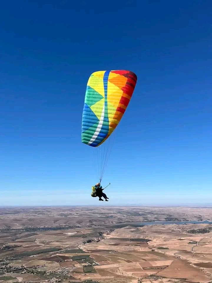 Voile dans le ciel bleu, contre-jour matinal